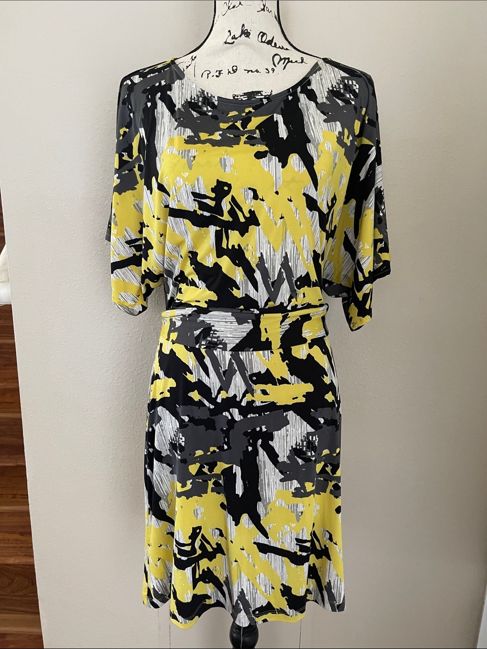 NWT BCBGMaxAzria Yellow Black Gray Abstract Midi Dress Size Medium